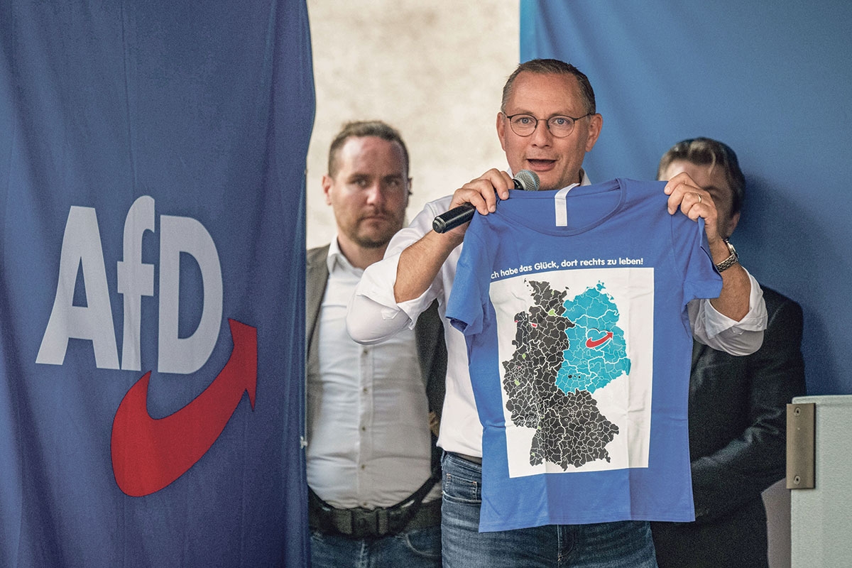 Im Land der bösen Traditionen. Der AfD-Co-Vorsitzende Tino Chrupalla präsentiert bei einer Kundgebung ein vielsagendes T-Shirt, Görlitz, 30. August