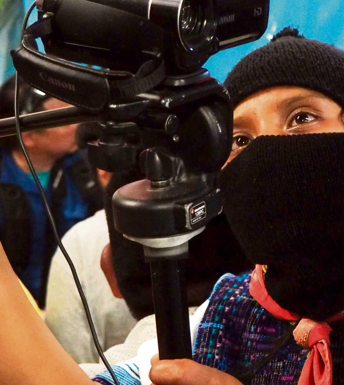 Traditionelle Kleidung, moderne Technik. Eine Zapatista dokumentiert die Veranstaltung