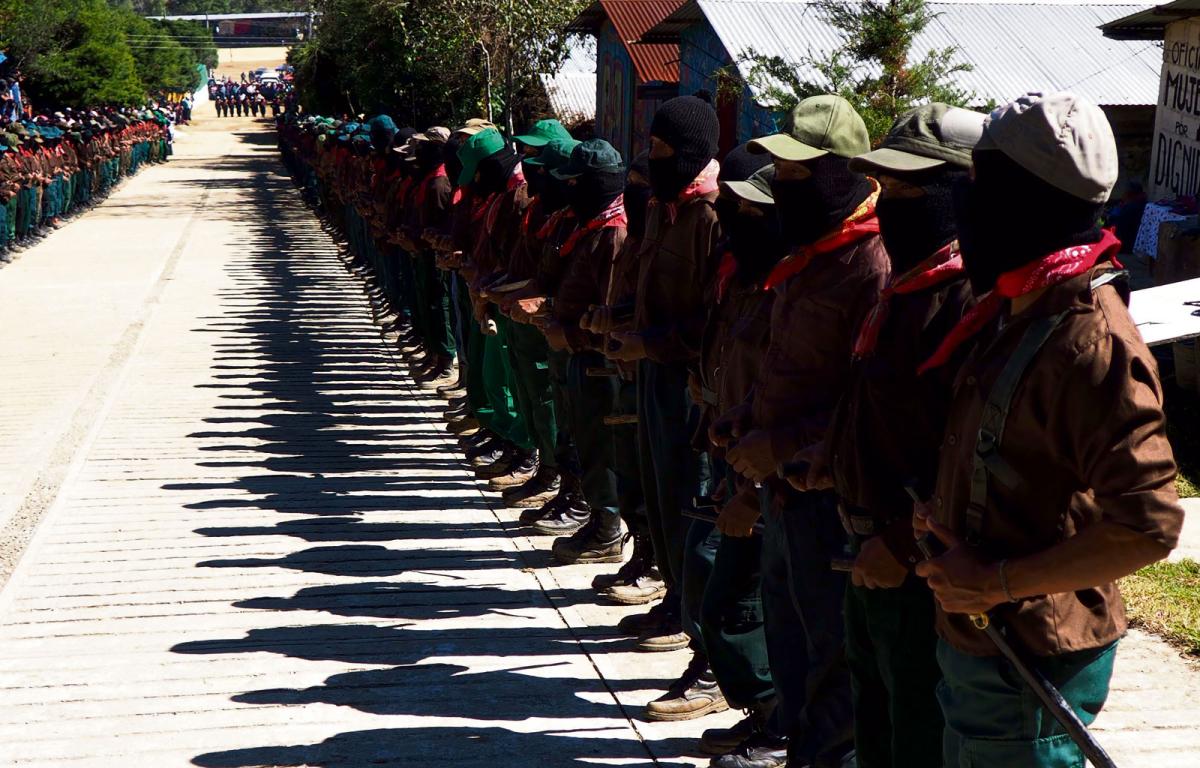 Strammstehen aus Solidarität. Angehörige des EZLN bilden ein Spalier für die Delegierten des CNI