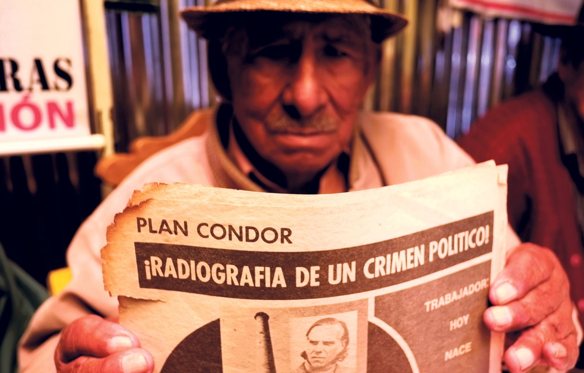 »Röntgenbild eines politischen Verbrechens«. So lautet die Schlagzeile in der alten Zeitung zum »Plan Condor«, die Julio Sevilla, ein Überlebender der Diktatur in Bolivien, in La Paz hochhält, 18. Januar
