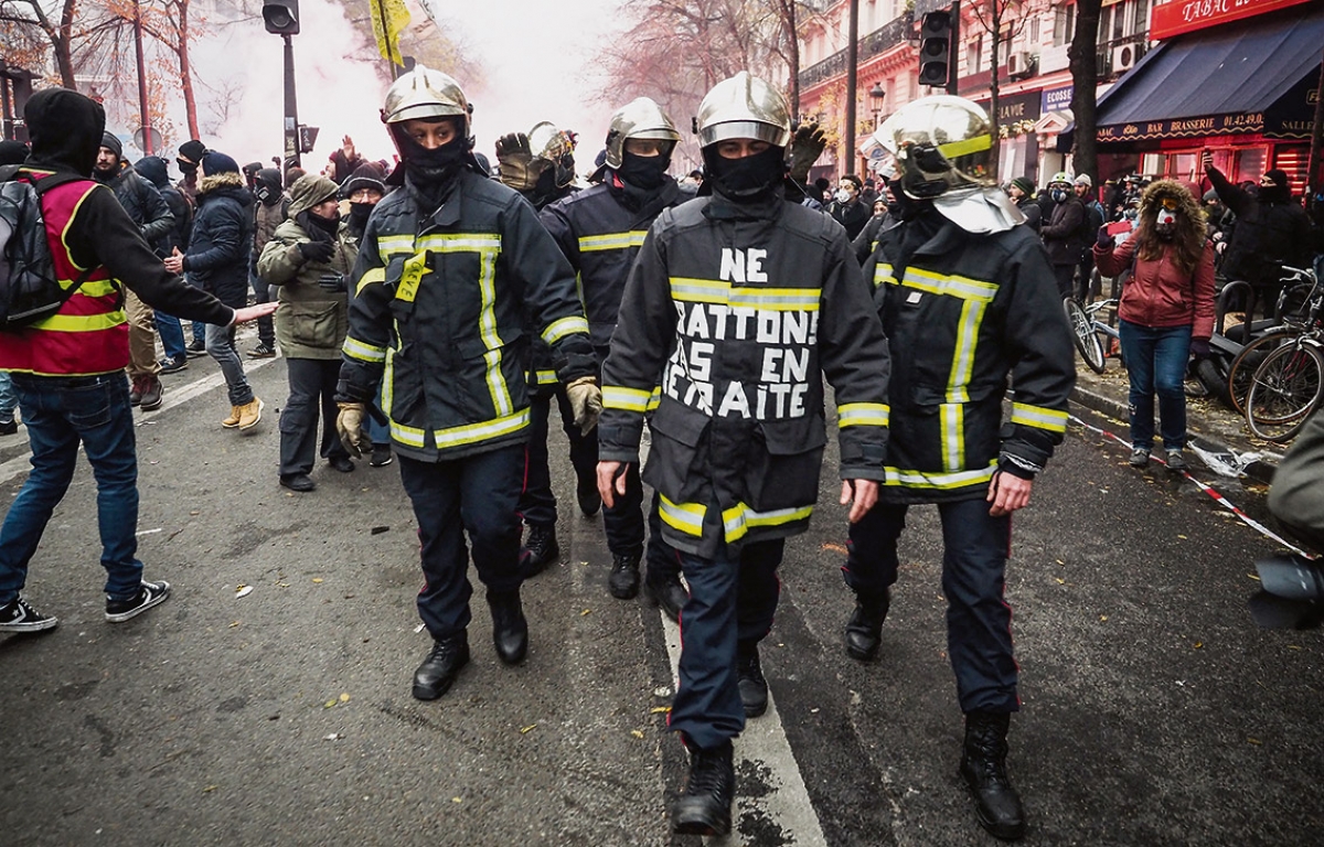Streikende Feuerwehrleute bei der Demonstration am 5. Dezember in Paris