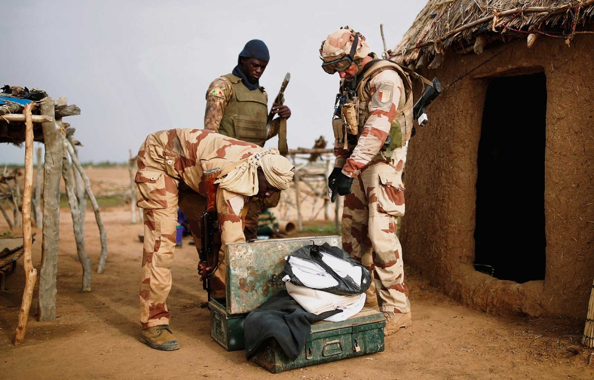 Malische Truppen und ein französischer Soldat 