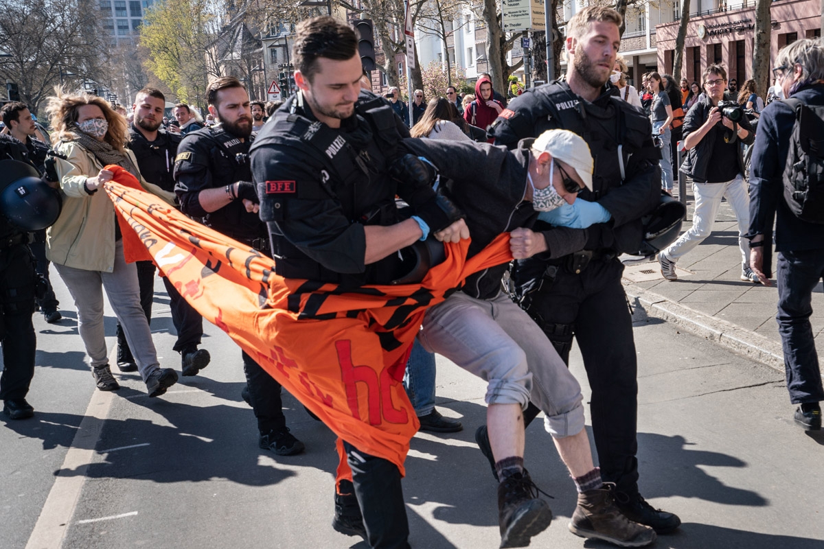 Kein Mundschutz, kein Mindestabstand: Die Polizei vernachlässigte bei der Auflösung einer Demonstration der Organisation Seebrücke in Frankfurt am Main den Infektionsschutz