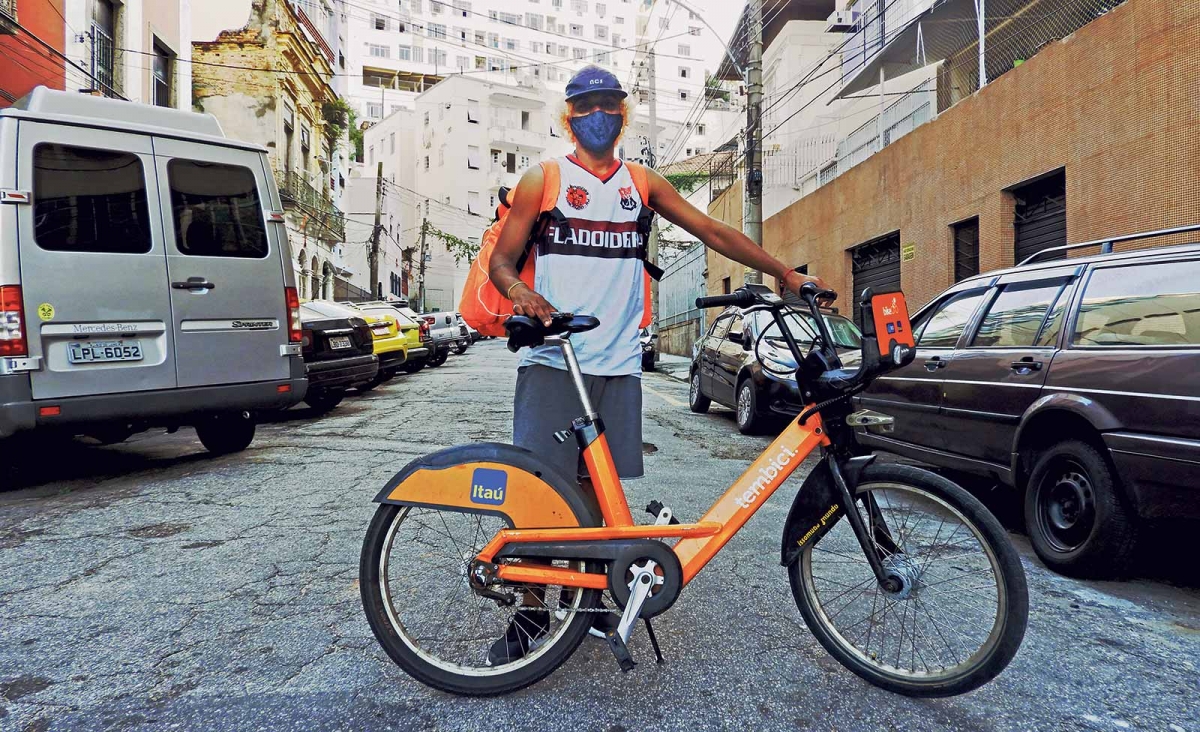 Liefert das Essen mit dem Leihfarrad: Fahrer des Lieferdienstes Rappi in Rio de Janeiro 