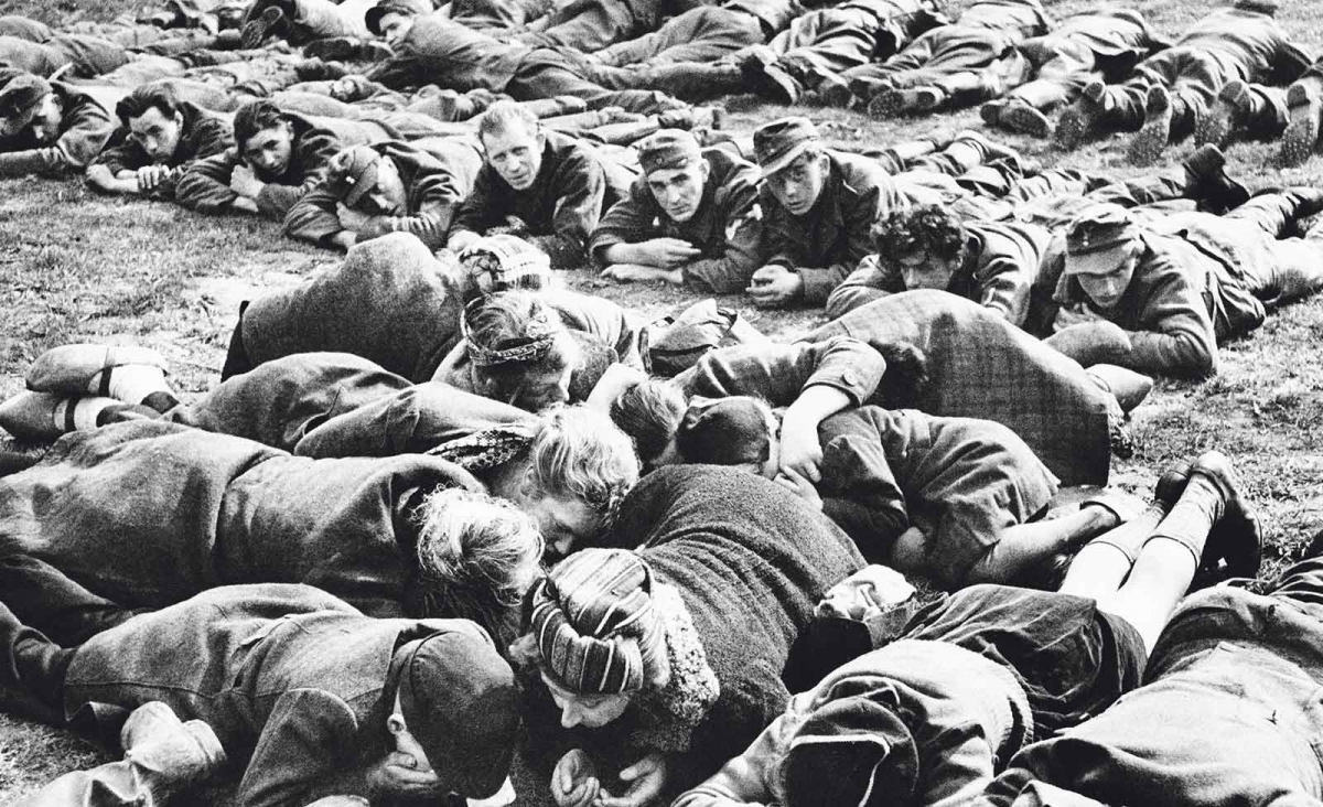 Robert Capa fotografierte am 31. März 1945 die Kapitulation deutscher Zivilisten und Soldaten