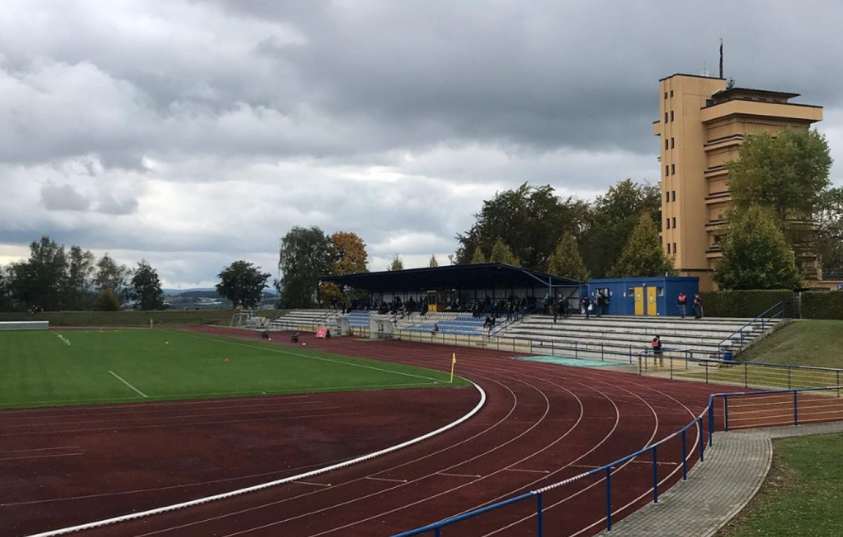 Trüber Himmel über dem Stadion am Wasserturm des Reichenbacher FC