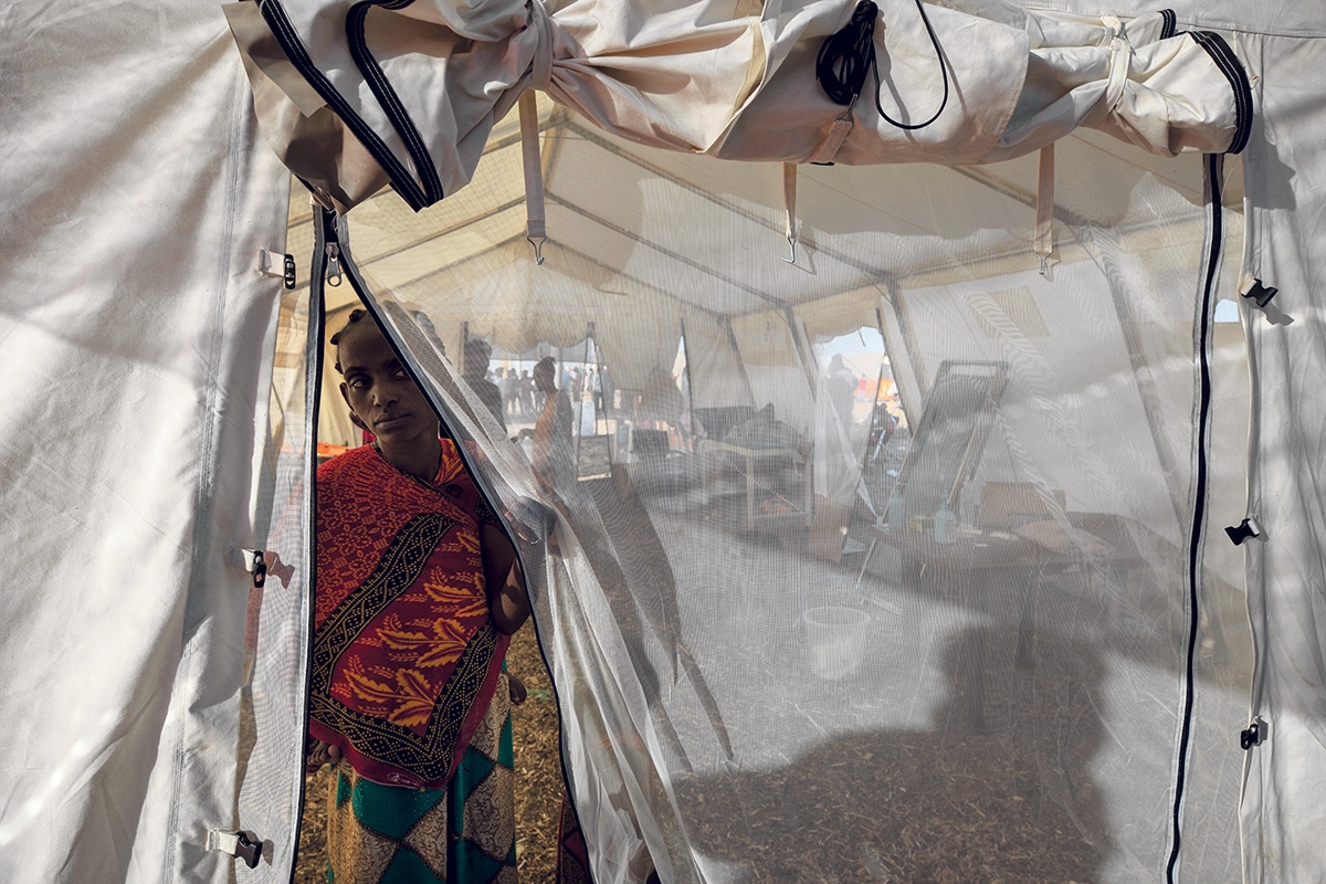 Eine aus Tigray geflüchtete Frau wartet auf eine medizinische Behandlung