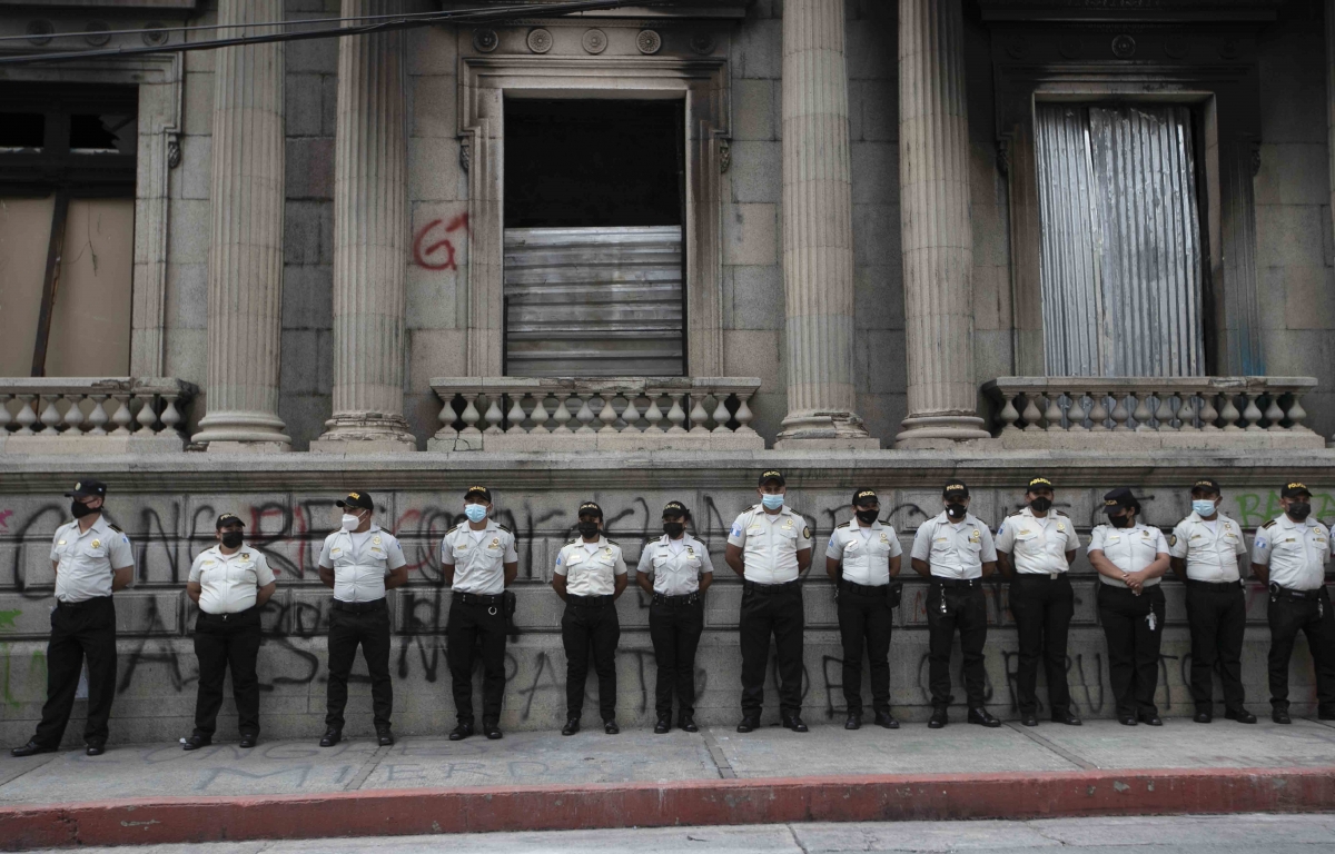 Polizisten bewachen das guatemaltekische Parlament