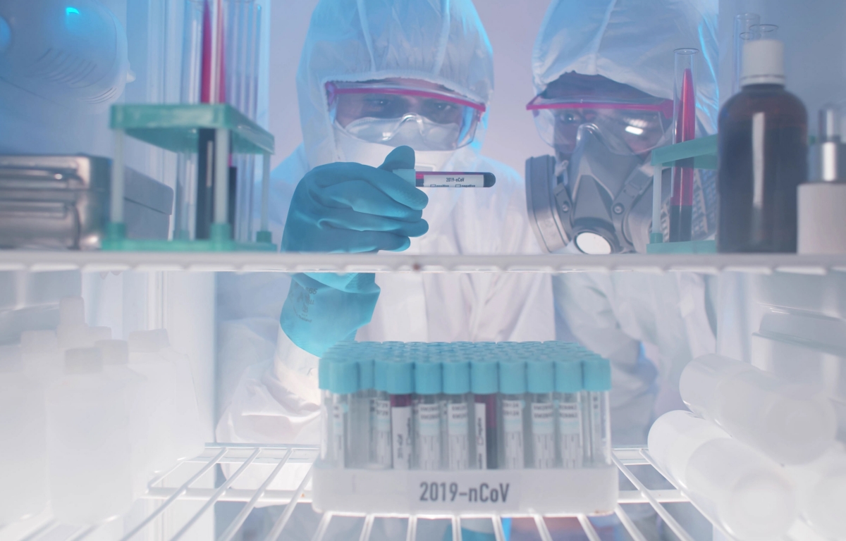 Impfstoff im Kühlschrank mit zwei Wissenschaftlern