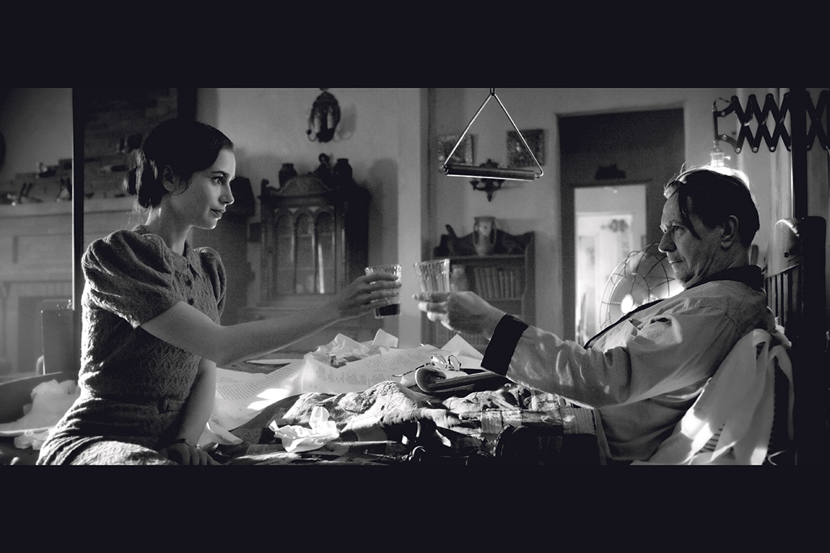 Mankiewicz (Gary Oldman) mit seiner Sekretärin Rita (Lily Collins)