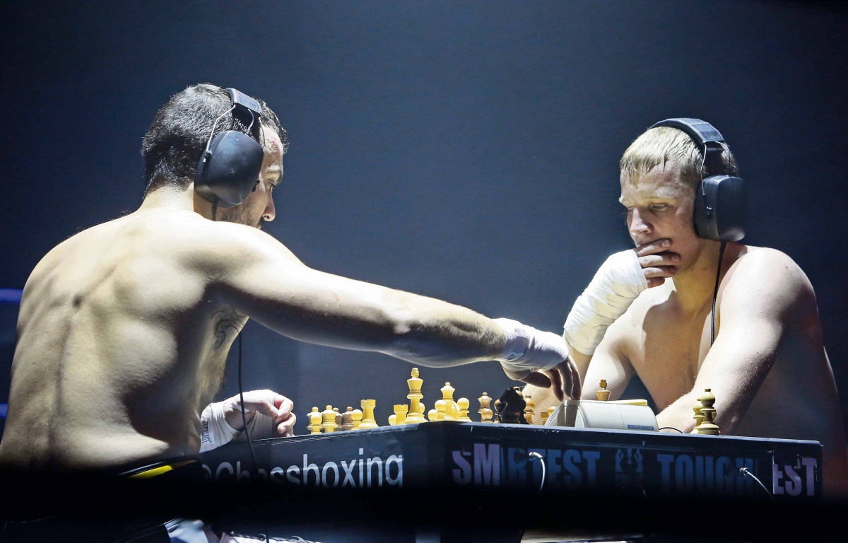 Jonathan Rodriguez-Vega (links) und Sven Rooch bei der Weltmeisterschaft im Schachboxen 2014 in Berlin