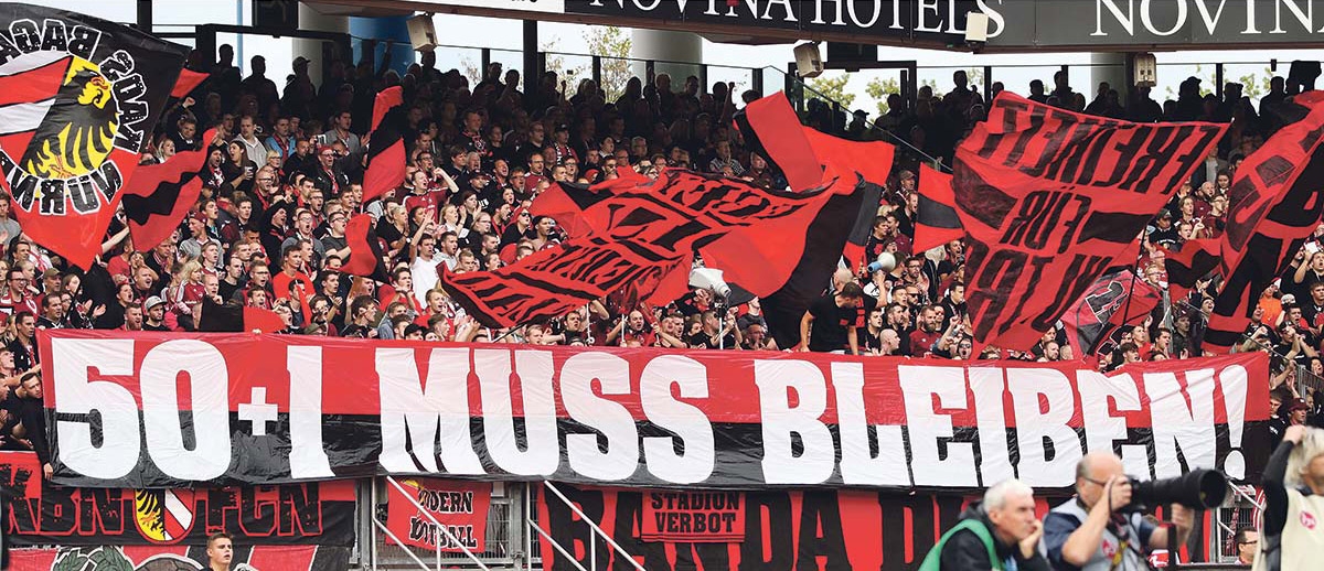 Nürnberger Fans mit Banner zur 50+1-Regel