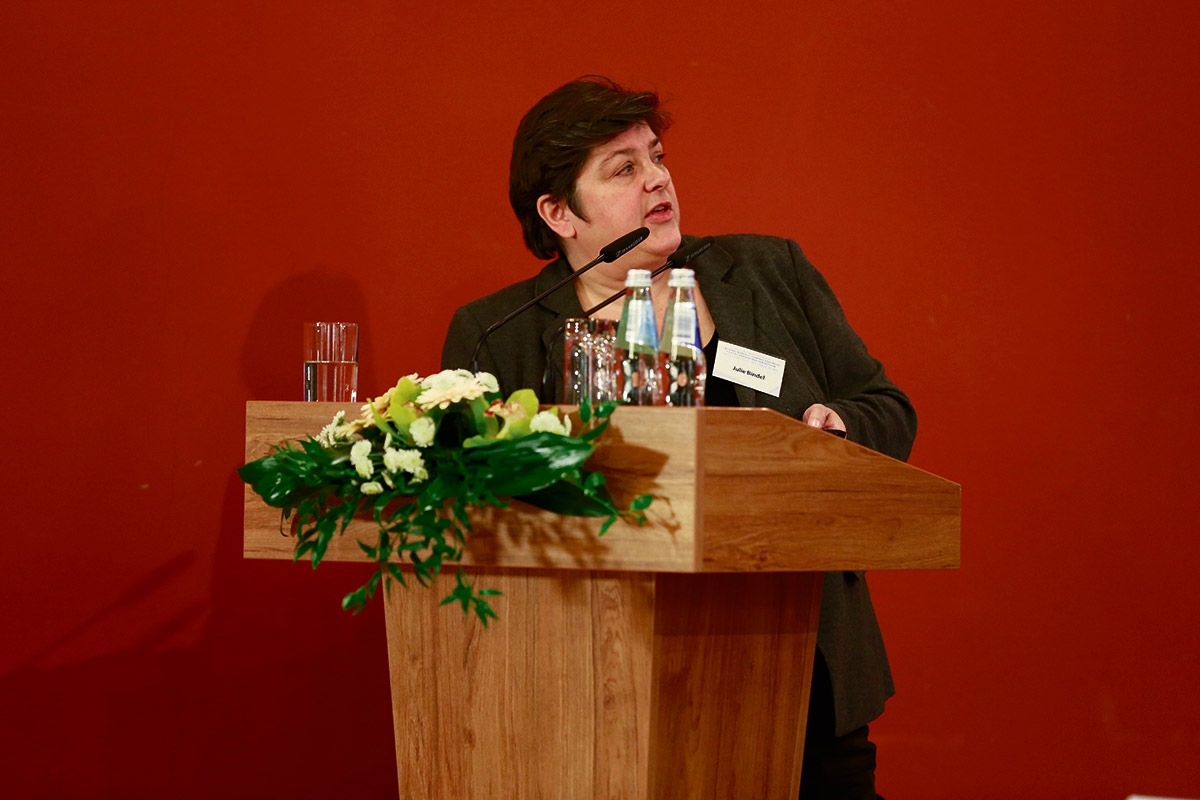 Julie Bindel bei einer Konferenz gegen Menschenhandel in Riga, 2015