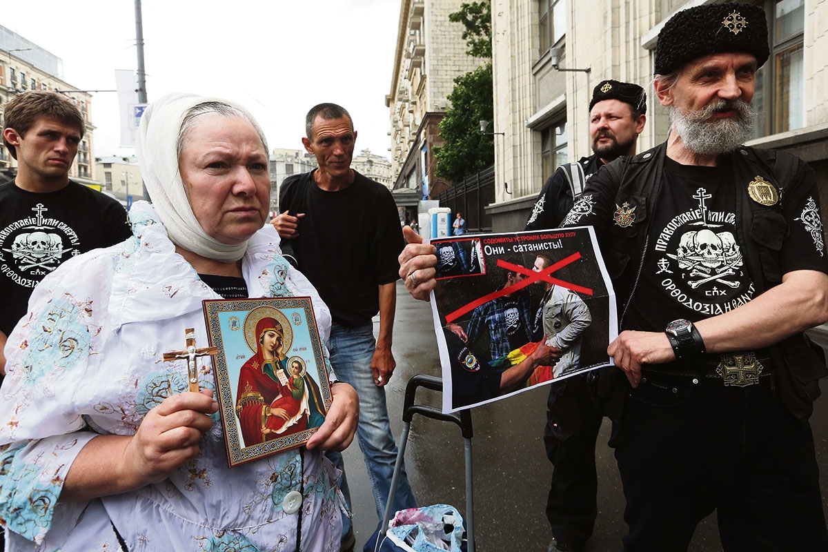 Orthodoxe mit homophoben Schildern