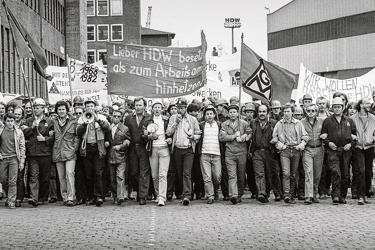 Gegen die geplante Massenentlassung von 1400 Kollegen demonstrierten 1983 die Arbeiter der HDW-Werft in Hamburg