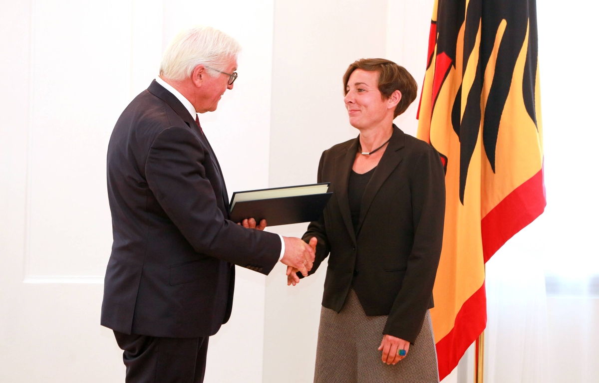 Bundespräsident Frank-Walter Steinmeier verleiht der Schriftstellerin Juli Zeh das Bundesverdienstkreuz