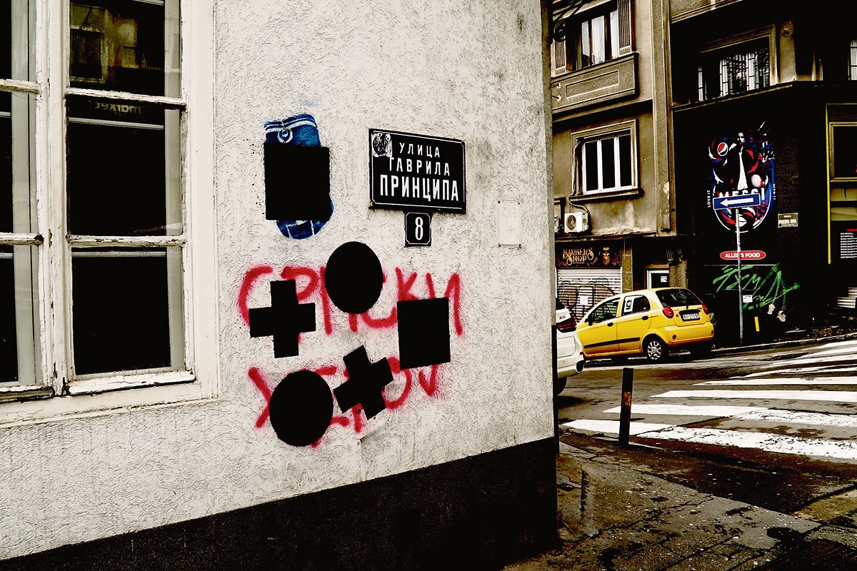 Übersprühte Graffiti in Belgrad, die Ratko Mladić zeigten
