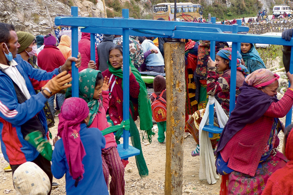Ein Höhepunkt des Fests in Bhalkot: Das Karussell