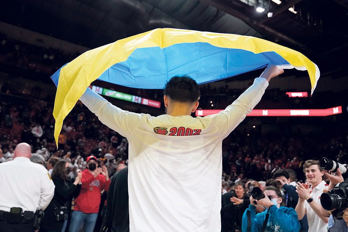 Pavlo Dziuba nach dem Spiel gegen Ohio State mit ukrainischer Flagge