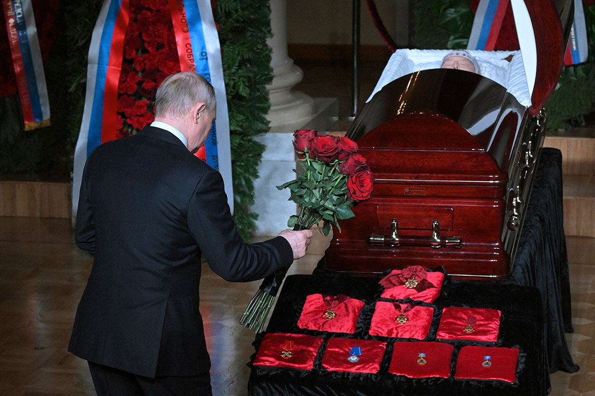 Wladimir Putin bei der Abschiedszeremonie für Schirinowskij in Moskau