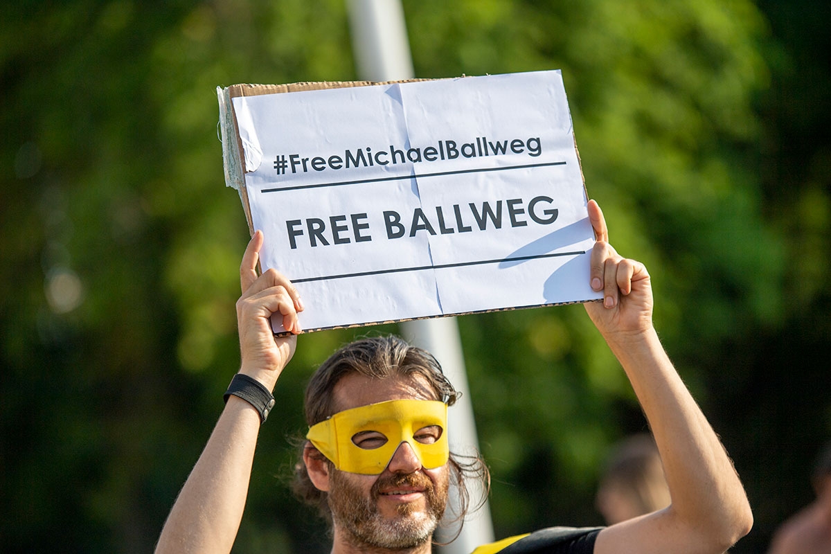 Michael Bründel mit Schild "Free Ballweg"