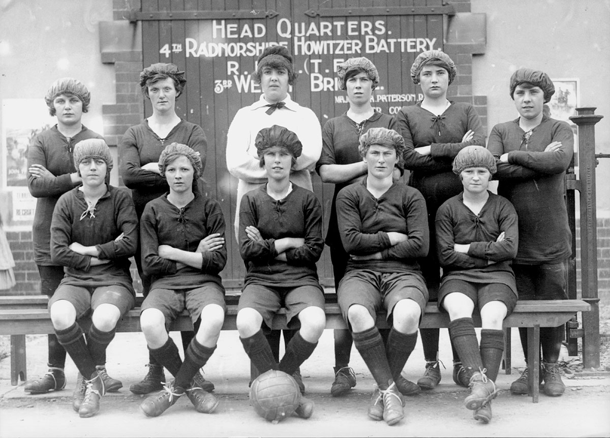 Das Frauenfußballteam der walisischen Stadt Llanelly im Jahr 1921
