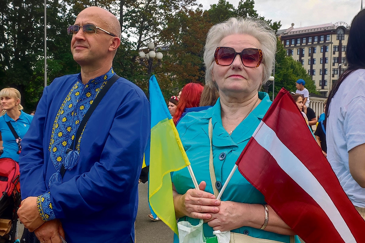 Teilnehmende an einer solidarischen Ukraine Demonstration in Riga