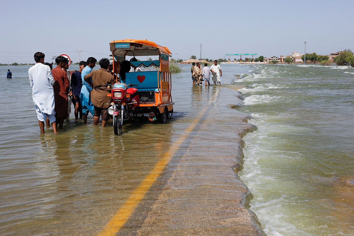 Überflutete Schnellstraße in der pakistanischen Stadt Sehwan