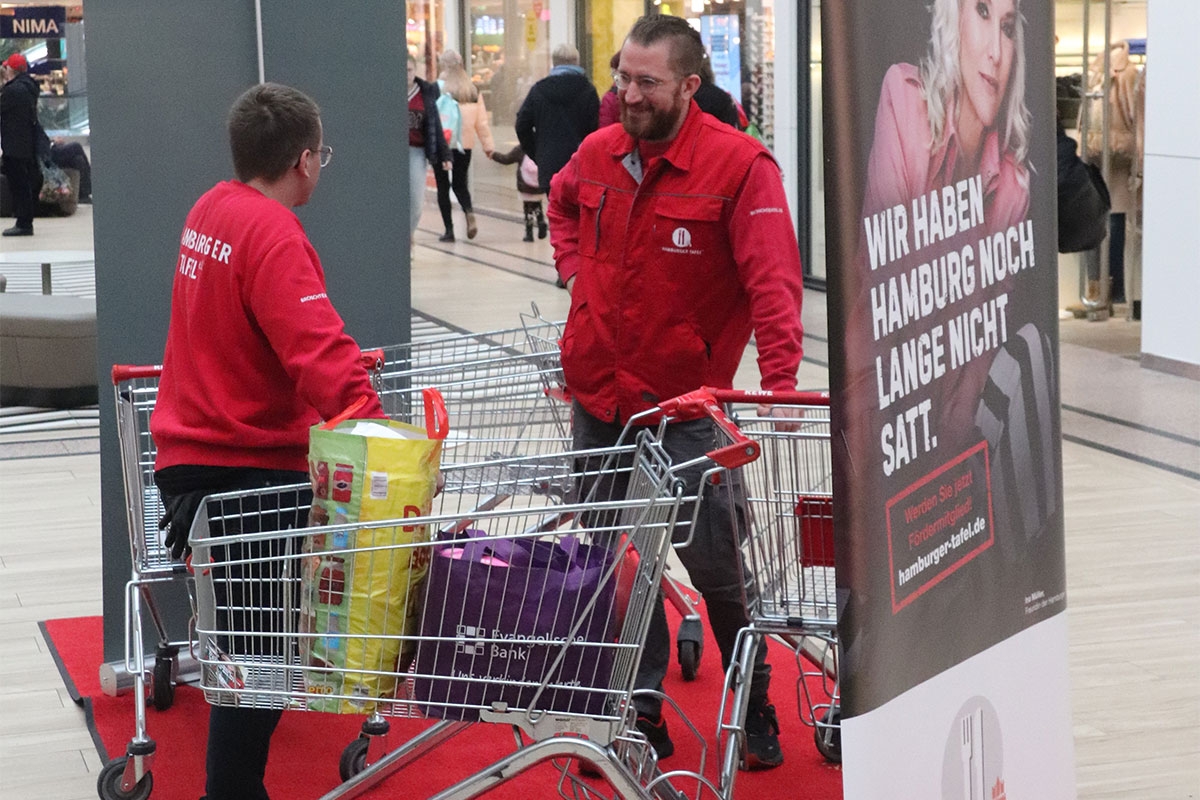 Freiwillige der Hamburger Tafel sammeln Lebensmittelspenden im Elbe-Einkaufszentrum