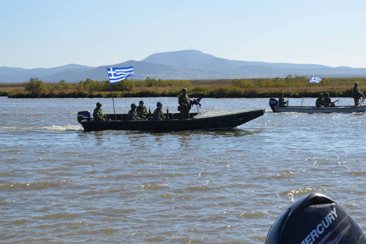 Griechische Boote patrouillieren während einer militärischen Übung auf dem Grenzfluss Evros
