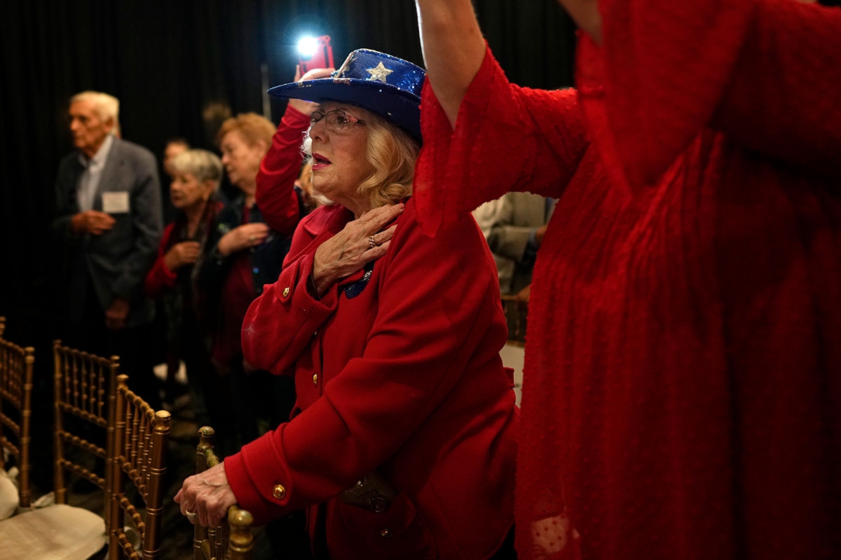 Anhängerin der Republikanischen Partei mit Hut und rotem Kleid