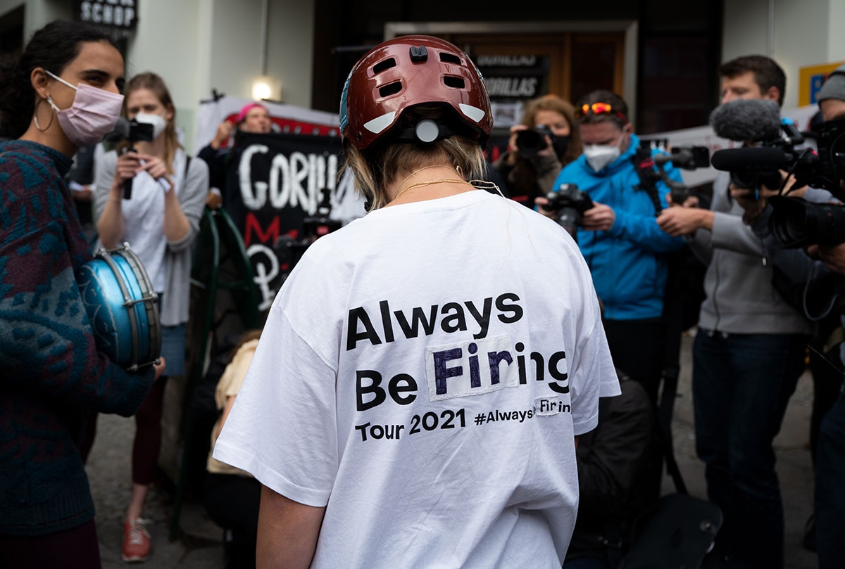 Eine Person trägt ein T-Shirt mit der Aufschrift "Always be firing"