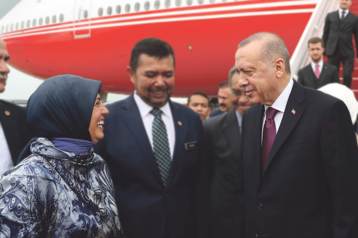 Erdoğan und die Kopftuchtragende Botschafterin vor einem Flugzeug