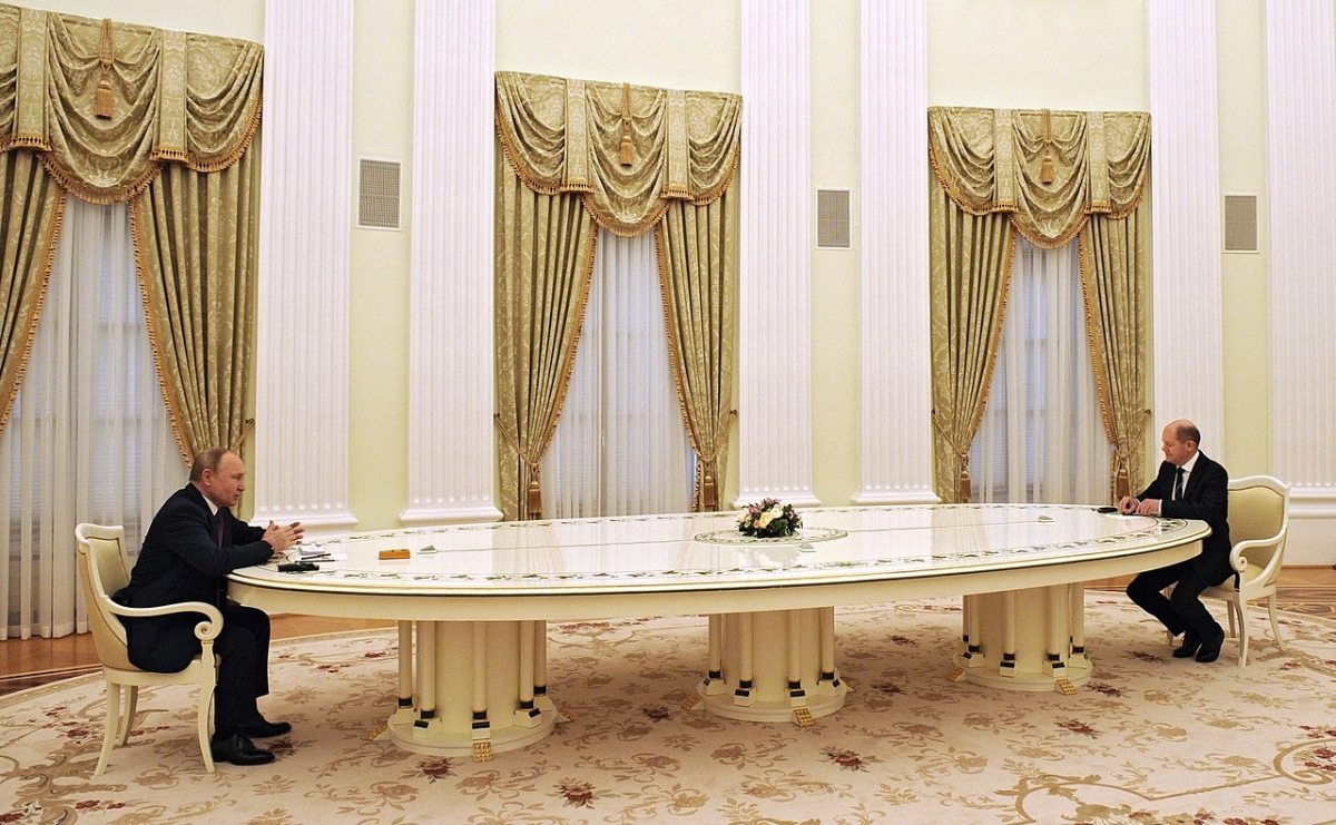 Putin und Scholz am absurd langen Tisch