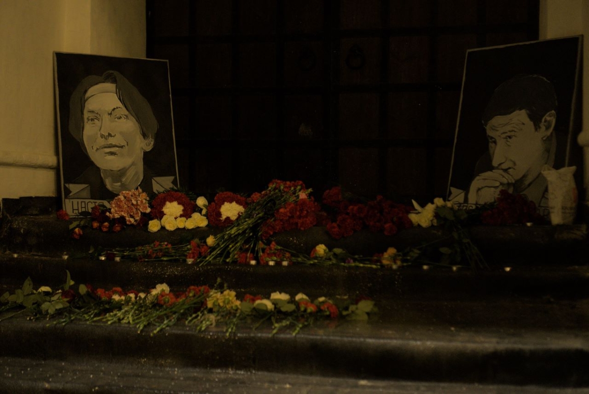 Blumen zum Gedenken an Stanislaw Markelow und Anastasia Baburowa