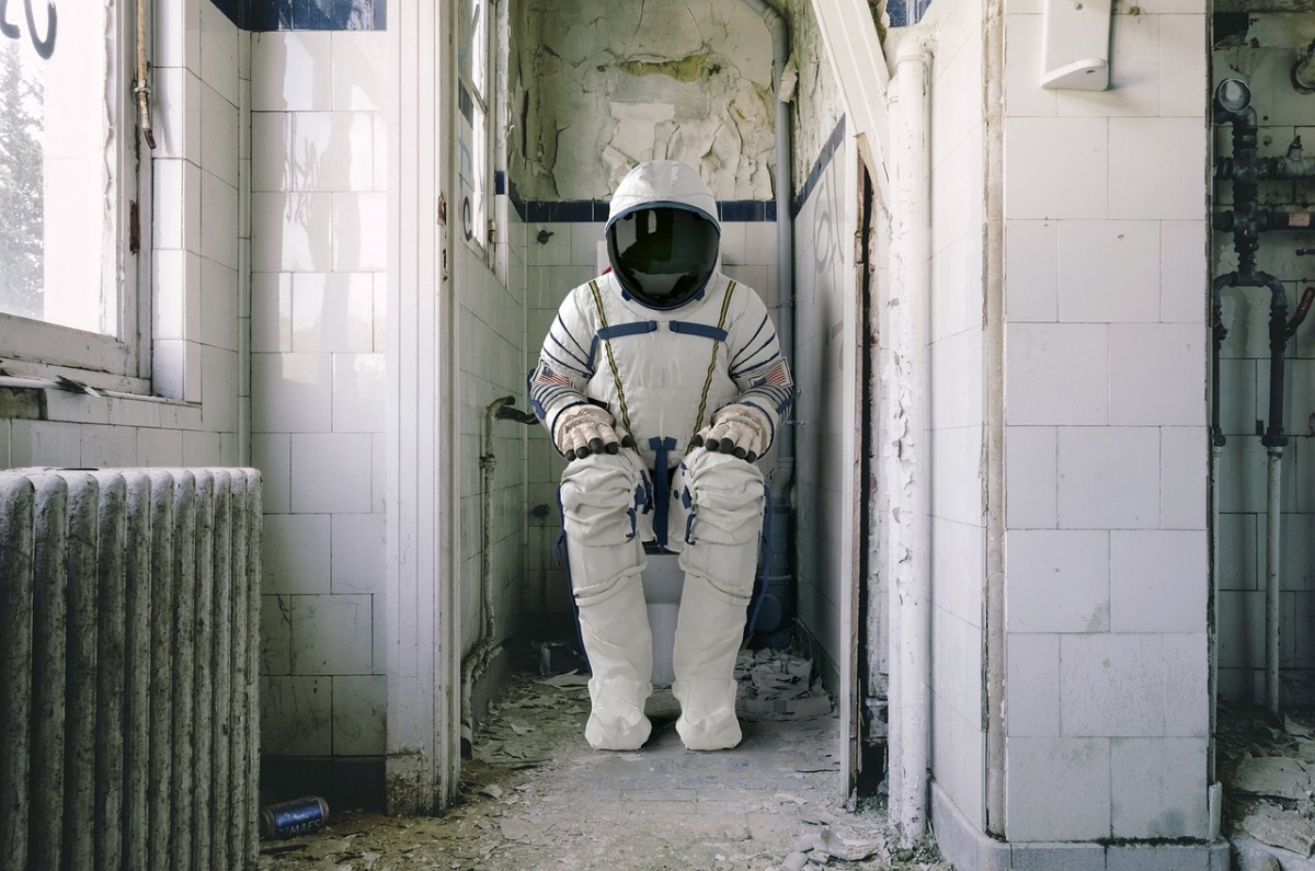 Ein Astronaut auf einer Toilette