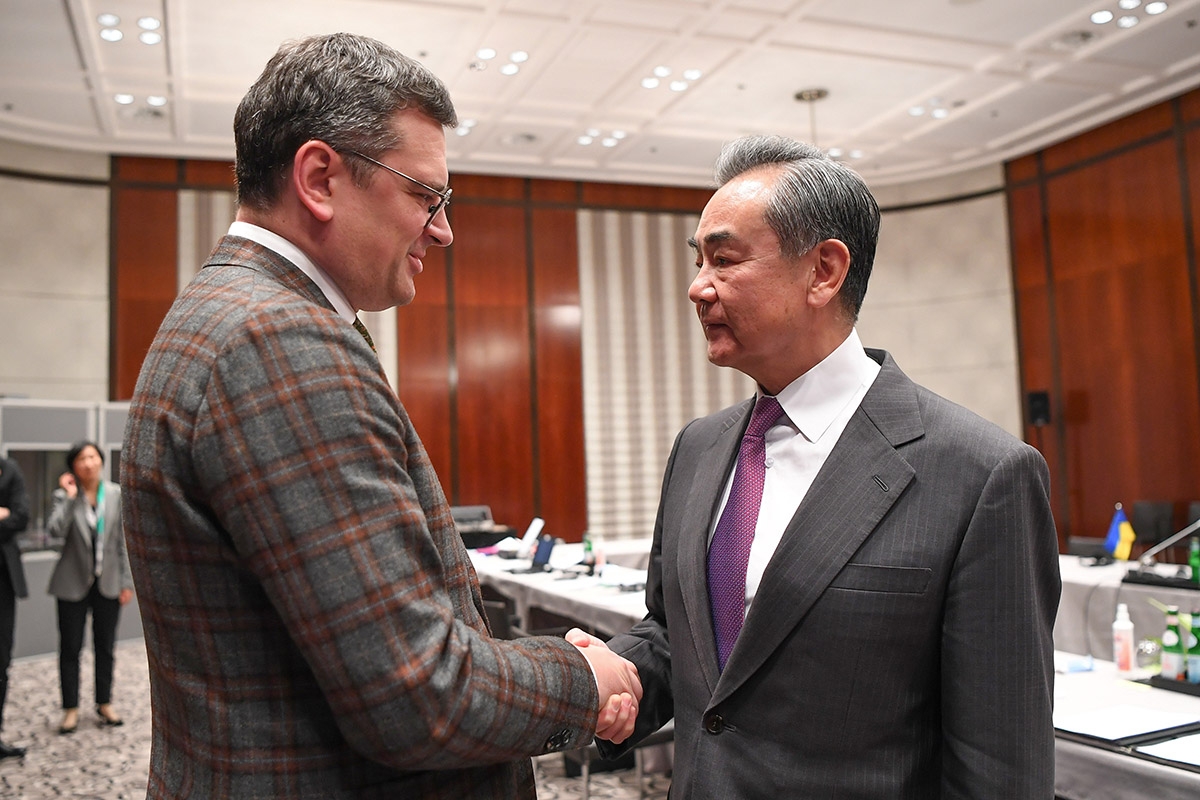 Ukrainischer Außenminister Dmytro Kuleba trifft Chinas Diplomaten Wang Yi