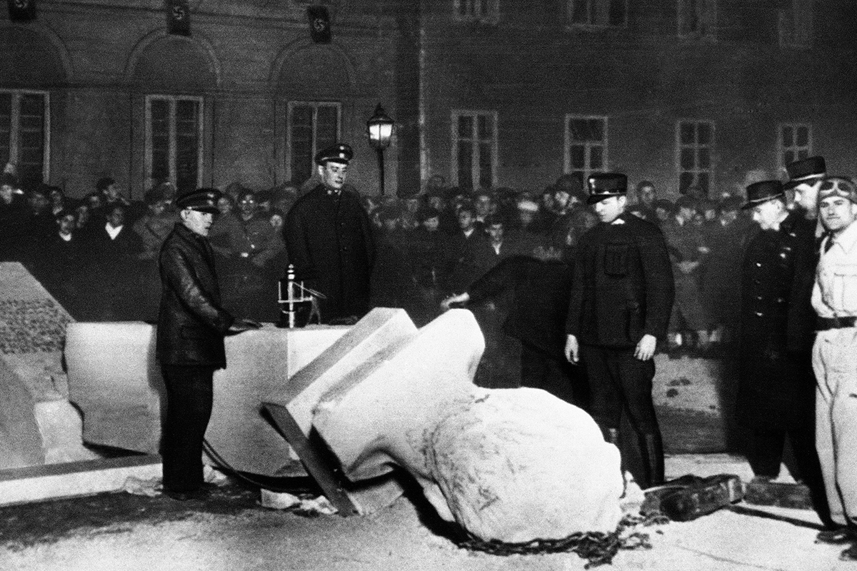 Nazis beseitigen ein Denkmal von Dollfuß