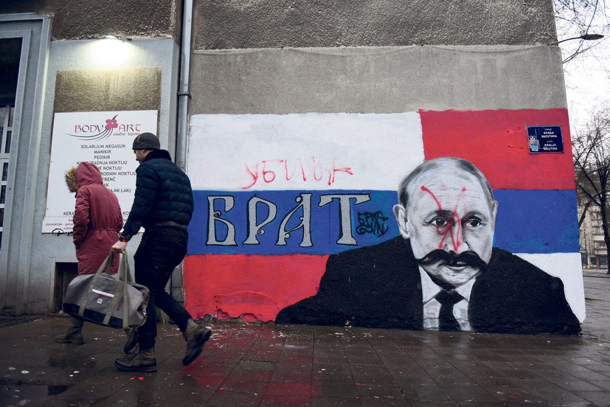 Über ein Wandbild in Belgrad hat jemand »Mörder« gesprüht, März 2022