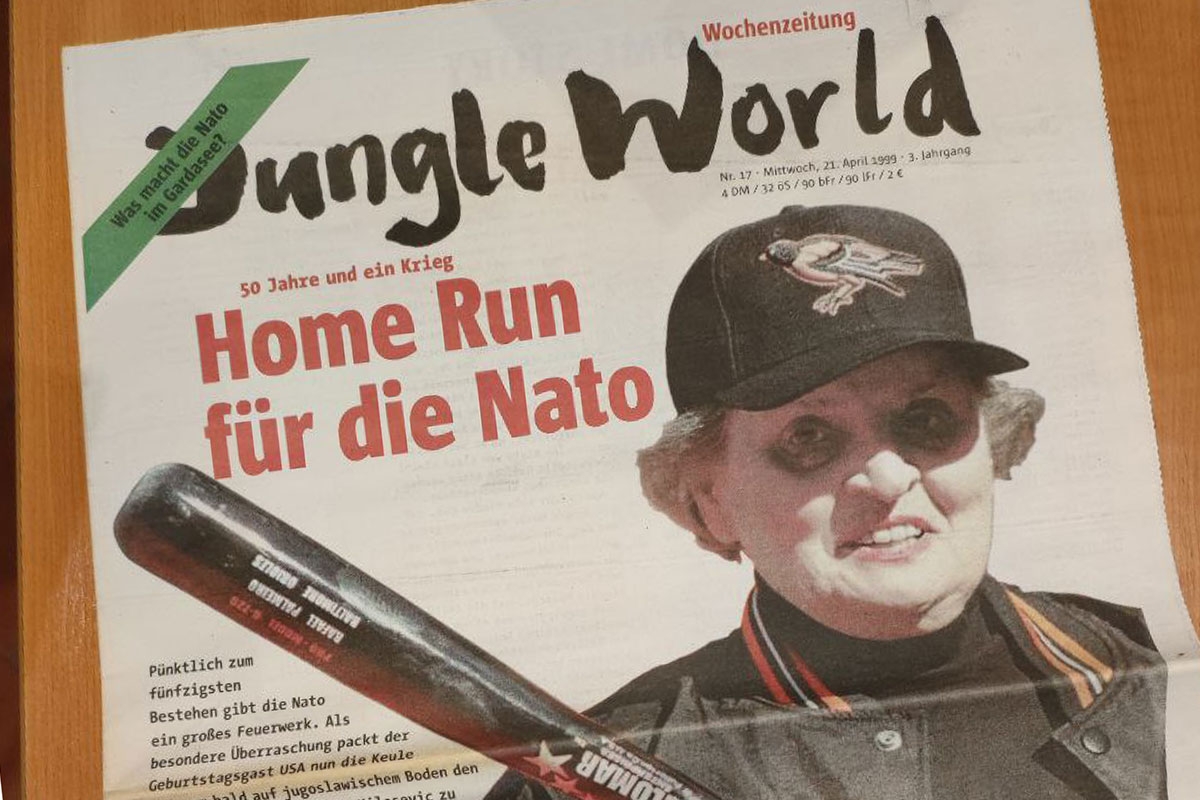 »Home Run für die Nato« zum Beispiel stand auf einer im Jahr 1999; als Foto abgebildet war Madeleine Albright mit Baseballschläger