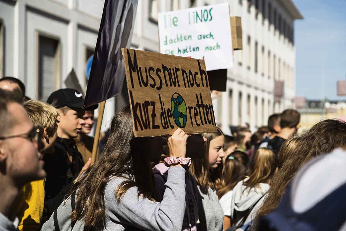 Klimademo mit Schild »Muss nur noch kurz die Welt retten«