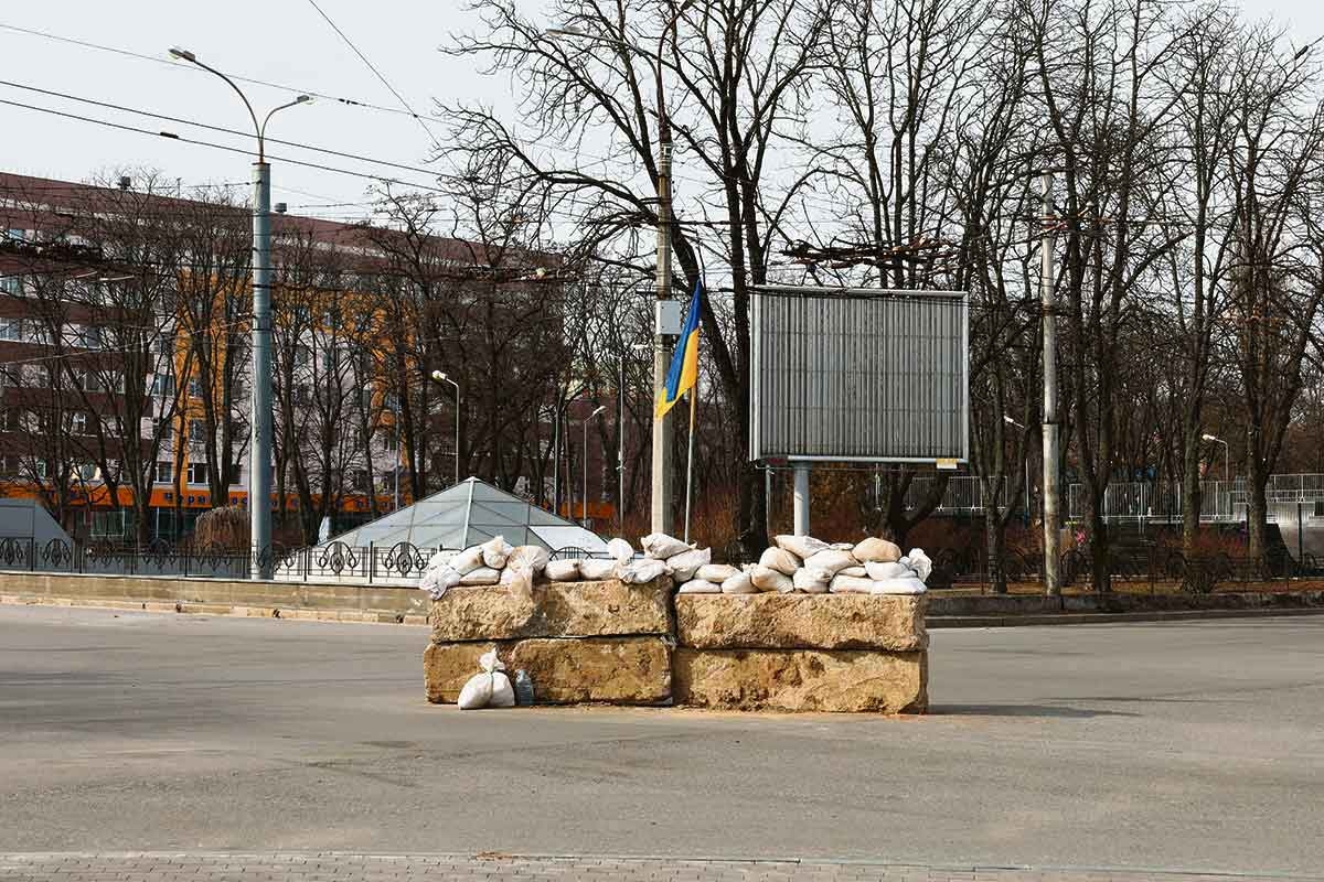 Flagge der Ukraine an der Stadtgrenze Chersons
