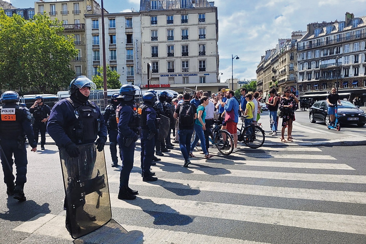 Die trotz Verbot am 8. Juli in Paris erschienenen Demonstrierenden wurden von der Polizei umstellt