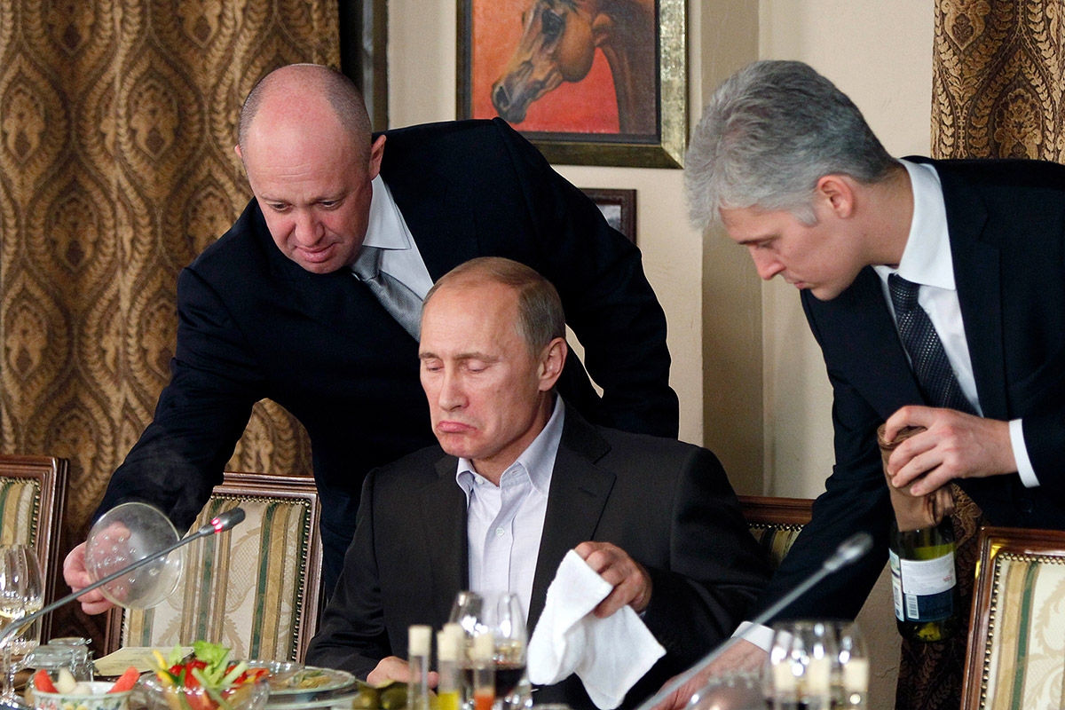 Bereits 2011 war Putin (sitzend) mit seinem damaligen Caterer Prigoschin (links) anscheinend nicht immer zufrieden