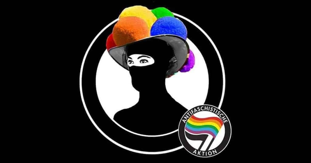 Schwarz vermummtes »Schwarzwaldmädel« mit regenbogenfarbenem Bollenhut und Antifa-Logo