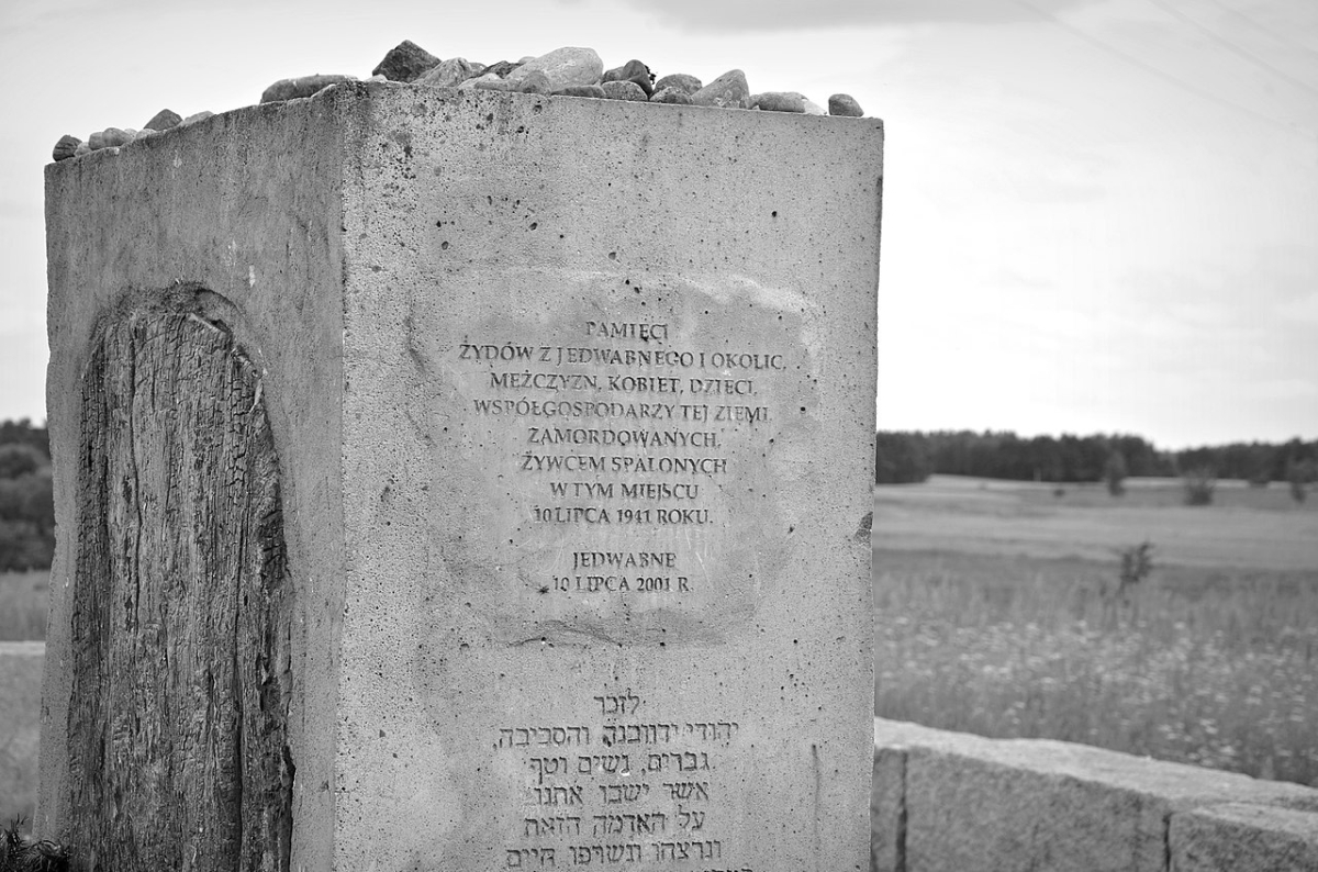 Monument in Jedwabne, Aufschrift auf polnisch, hebräisch und jiddisch