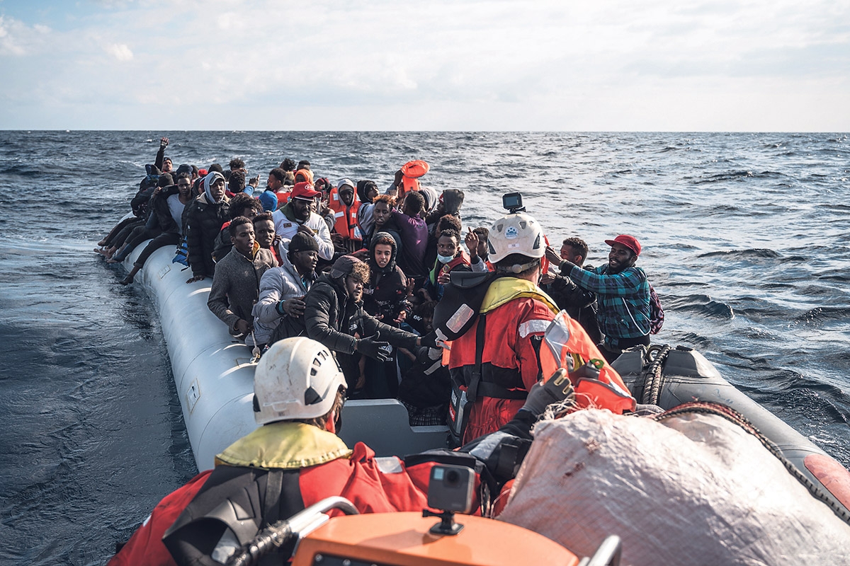 Schnellboot mit in Seenot Geratenen