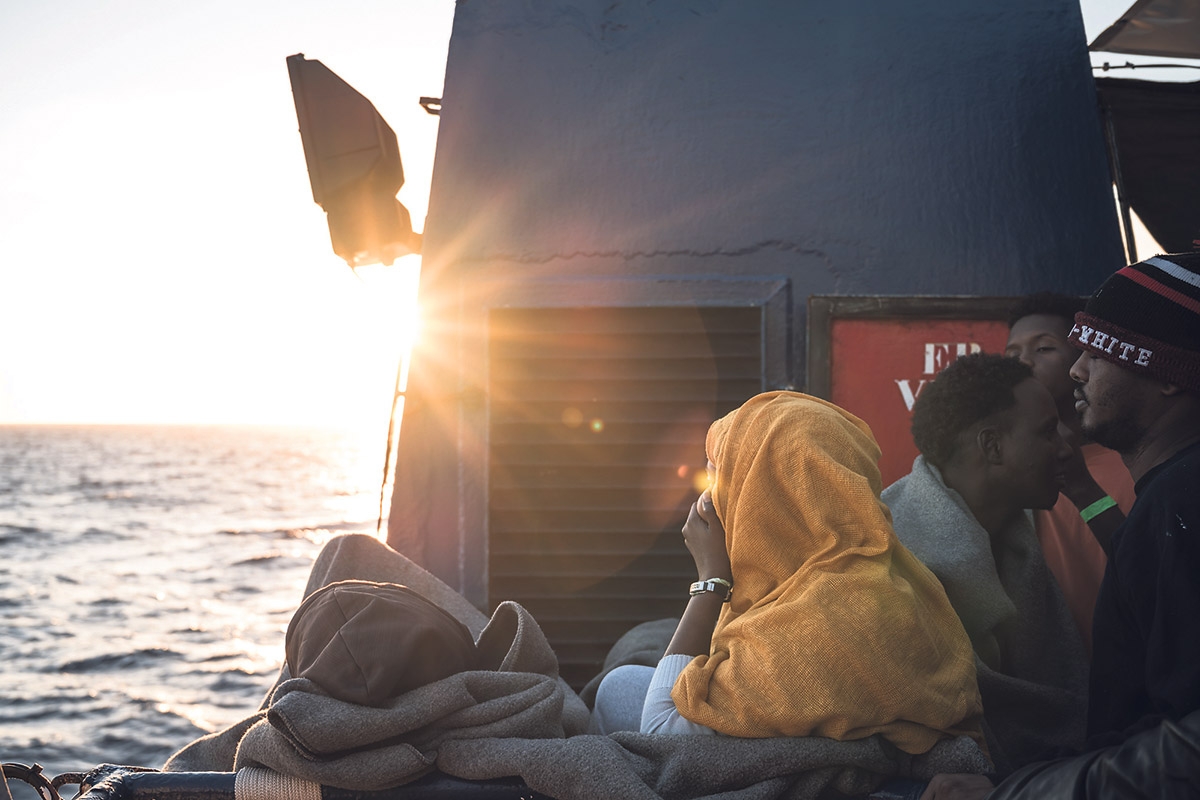 Die Menschen schlafen bei Regen, Wellen und Sturm an Deck