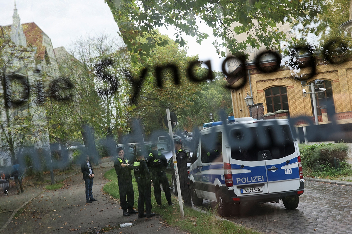 Polizisten vor der Synagoge am Fraenkelufer in Berlin-Kreuzberg am 13. Oktober