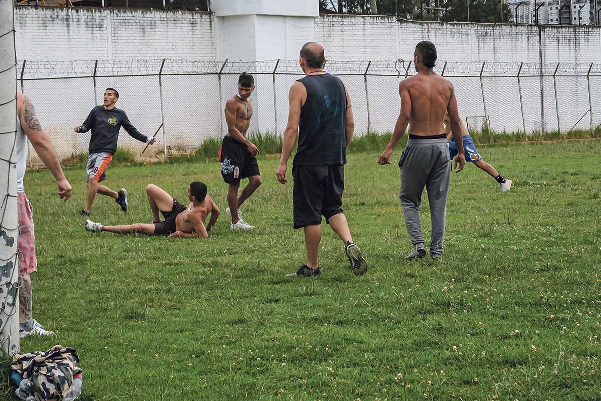 Bewegung und Teamplay. Ein paar Häftlinge spielen Fußball